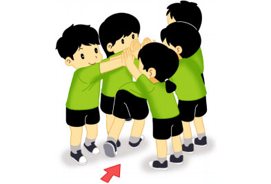 4명의 아이들이 터널을 만들고 있고 1명의 아이가 그 터널을 통과하고 있는 일러스트 이미지