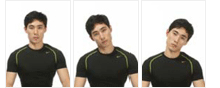 남성이 정면을 응시한 채 목을 좌우로 움직이고 있다.