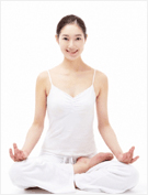 바른 자세로 앉아있는 이미지